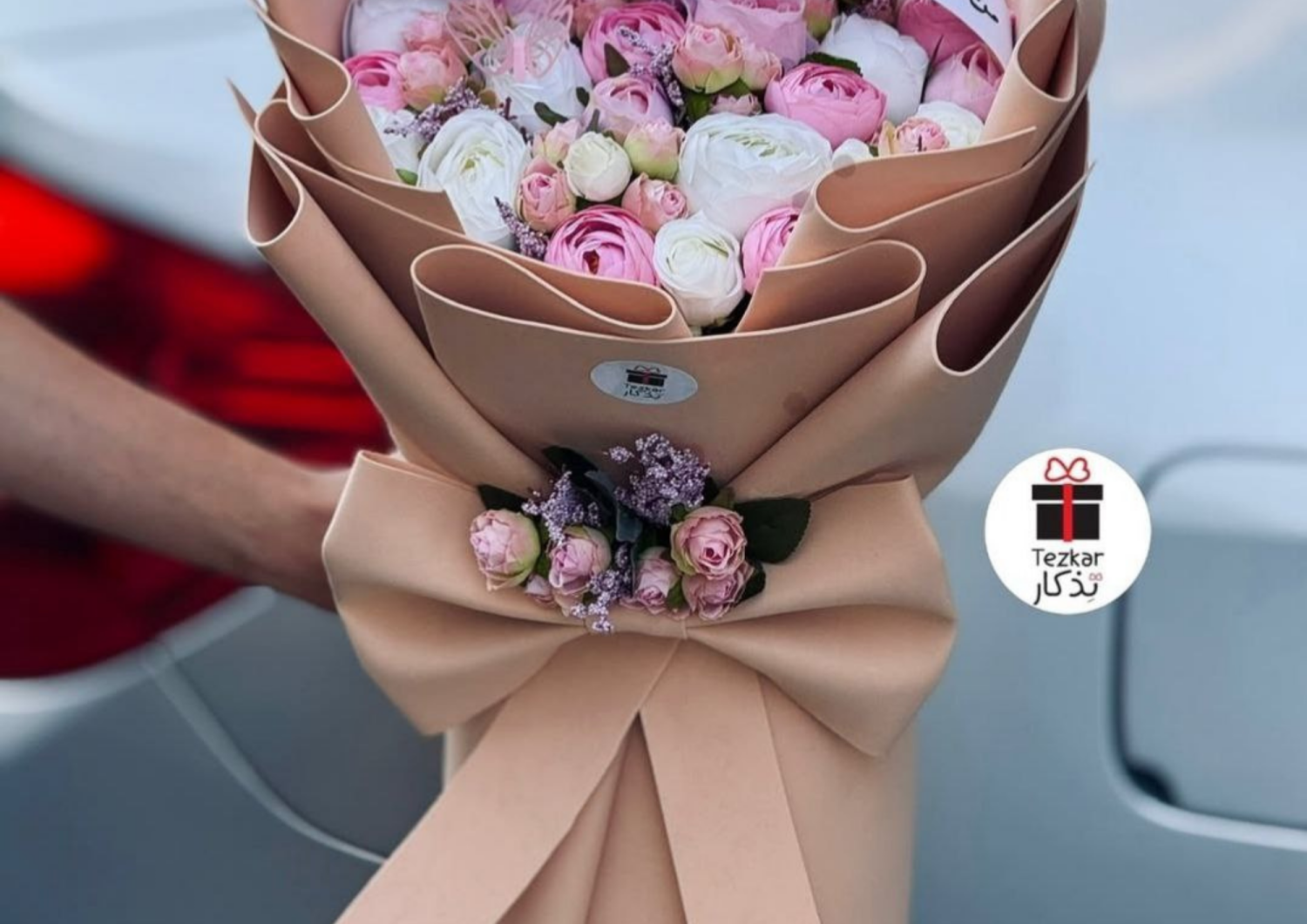 باقة ورد زهري وابيض