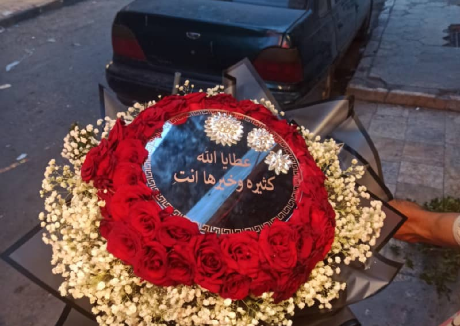 باقة ورد احمر مع بلورة مدورة